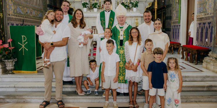 Nadbiskup Križić krstio Klaru, šesto dijete obitelji Špar