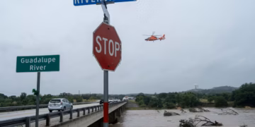 Najmanje jedna mrtva, a više od 70 spašeno dok su poplave u Teksasu dosegle smrtonosne razine
