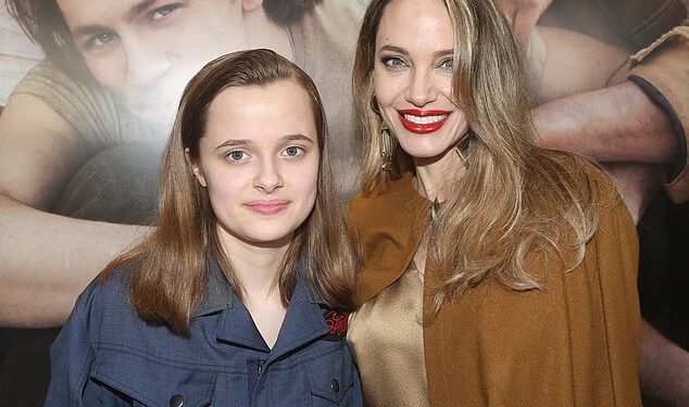 Najmlađa kći Brada Pitta i Angeline Jolie, 18-godišnja Vivienne, podsjeća na prezime glumca DROP dok se pridružuje starijoj braći i sestrama u odbacivanju oskarovca