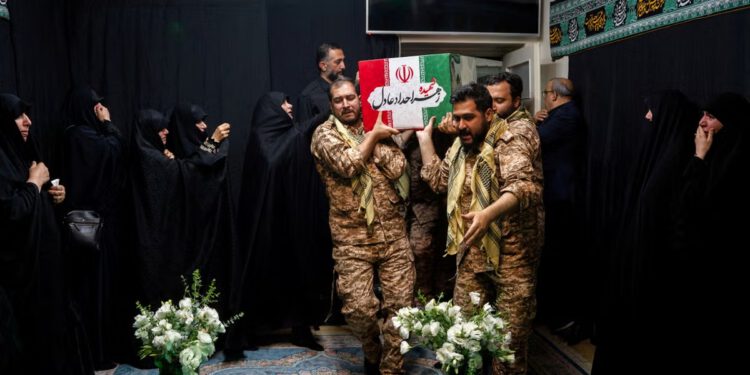 Najnoviji iransko-američki rat: Strani diplomati odaju počast Khameneiju dok Teheran upozorava Trumpa na napade tijekom sprovoda