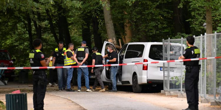 Najnoviji napad na Prideu u Berlinu: Nalet automobila vjerojatno je ‘islamistički napad’ njemačkog državljanina, kaže dužnosnik dok se potraga nastavlja