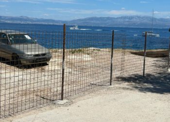 Napravili su odlagalište starih automobila na samom pomorskom dobru!