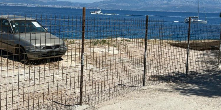 Napravili su odlagalište starih automobila na samom pomorskom dobru!