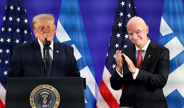 Navijači su ‘naježili’ Giannija Infantina nakon što se šef FIFA-e onesvijestio zbog Trumpa u ‘mučnoj’ razmjeni s predsjednikom uoči finala Svjetskog prvenstva