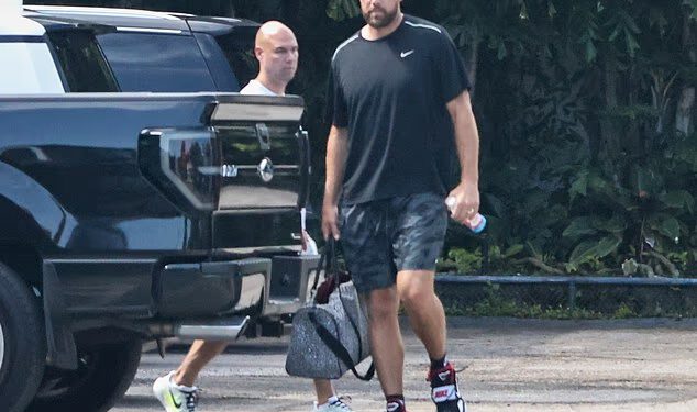 Nema traga od Taylora dok novopečeni Travis Kelce napušta blaženstvo nakon vjenčanja radi vježbanja na Floridi sa svojim prijateljima