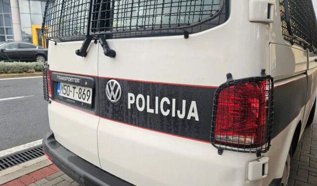 Nepoznati muškarac u Mostaru gađao parkirane automobile, dva vozila oštećena