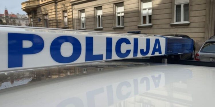 Nepoznati počinitelj 72-godišnjakinji ukrao torbicu, policija traga za njim