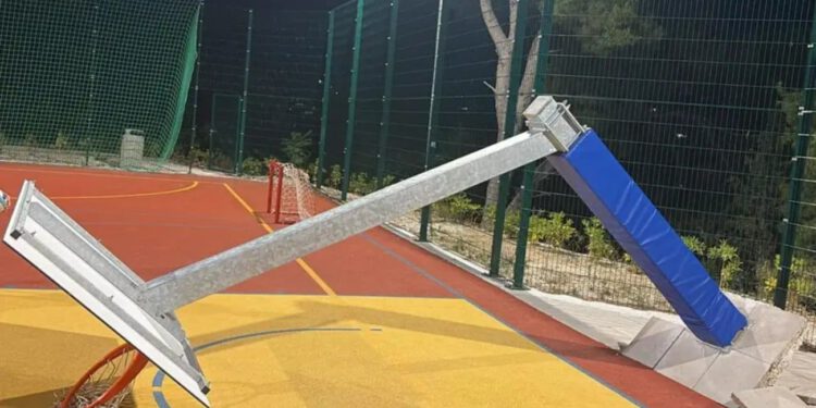 Nesreća na Braču, koš se srušio na dijete: “Prevezen je gliserom u KBC Split”