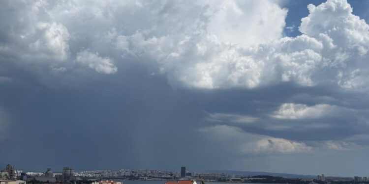 Neverin pogodio područje od Trogira do Solina: Pljuskovi i jak vjetar zahvatili obalu