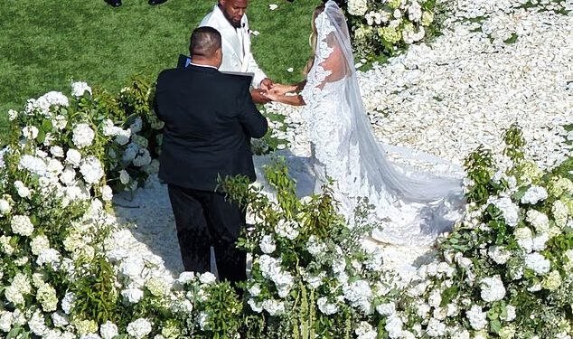 Nevjesta JuJua Smith-Schustera, Laura Kruk, izgleda zapanjujuće u vlastitoj vjenčanici tjedan dana nakon ponižavajuće haljine na ceremoniji Taylor Swift