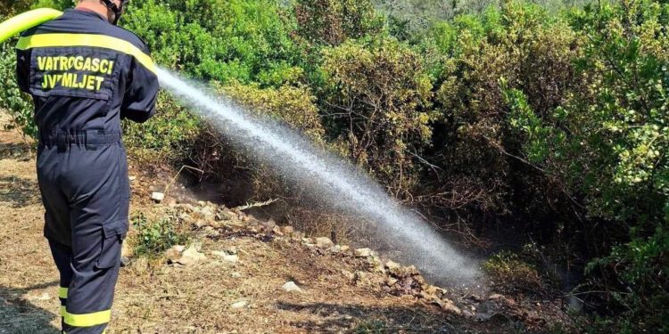 Nevrijeme izazvalo požar na Mljetu, požari i na Zlarinu, Čiovu i kod Orebića