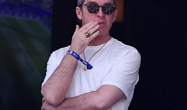 Noel Gallagher izgleda napeto dok se pridružuje Penelope Cruz i Javieru Bardemu na utakmici četvrtfinala Svjetskog prvenstva između Španjolske i Belgije
