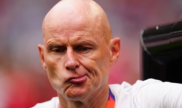 Norveški glavni trener Stale Solbakken baca bocu s vodom na svoje osoblje nakon što je Jude Bellingham izjednačio za Englesku u četvrtfinalu Svjetskog prvenstva