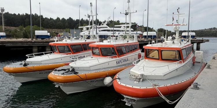 Novi brodovi Lučkih kapetanija čekaju u Šibeniku, Ministarstvo ih ne preuzima jer su izgrađeni prebrzo!