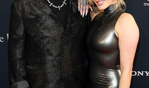 Otuđena supruga Jellyja Rolla, Bunnie XO, 46, uhvaćena je KAKO SE LJUBI sa 24-godišnjom reality zvijezdom u pjevačevom baru u Nashvilleu… tri tjedna nakon šokantnog otkrića razvoda
