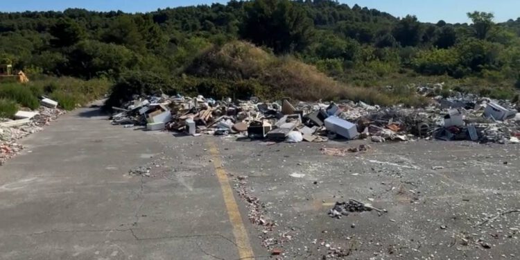 Ovako izgleda interventni helidrom i cesta za koju tri godine tražimo da se očisti!