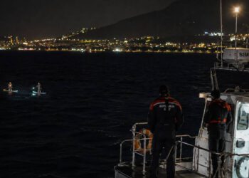 PANIKA KOD PODSTRANE Pomorska policija i lučka kapetanija u mraku spašavali troje ljudi na daskama!