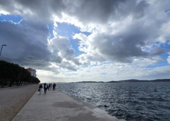 PROMENJIVO VRIJEME NA JADRANU Još kroz jutro nevrijeme, poslijepodne donosi smirivanje i sunce