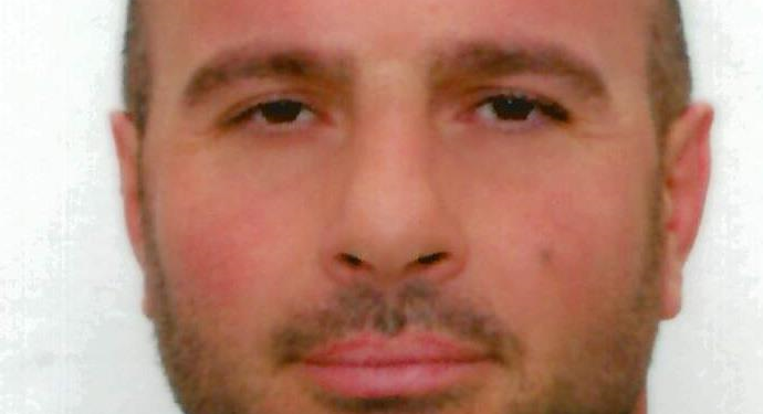 PUCAO JE NA MUŠKARCA Ovog tipa traži policija u Puli: “Ne približavajte mu se!”
