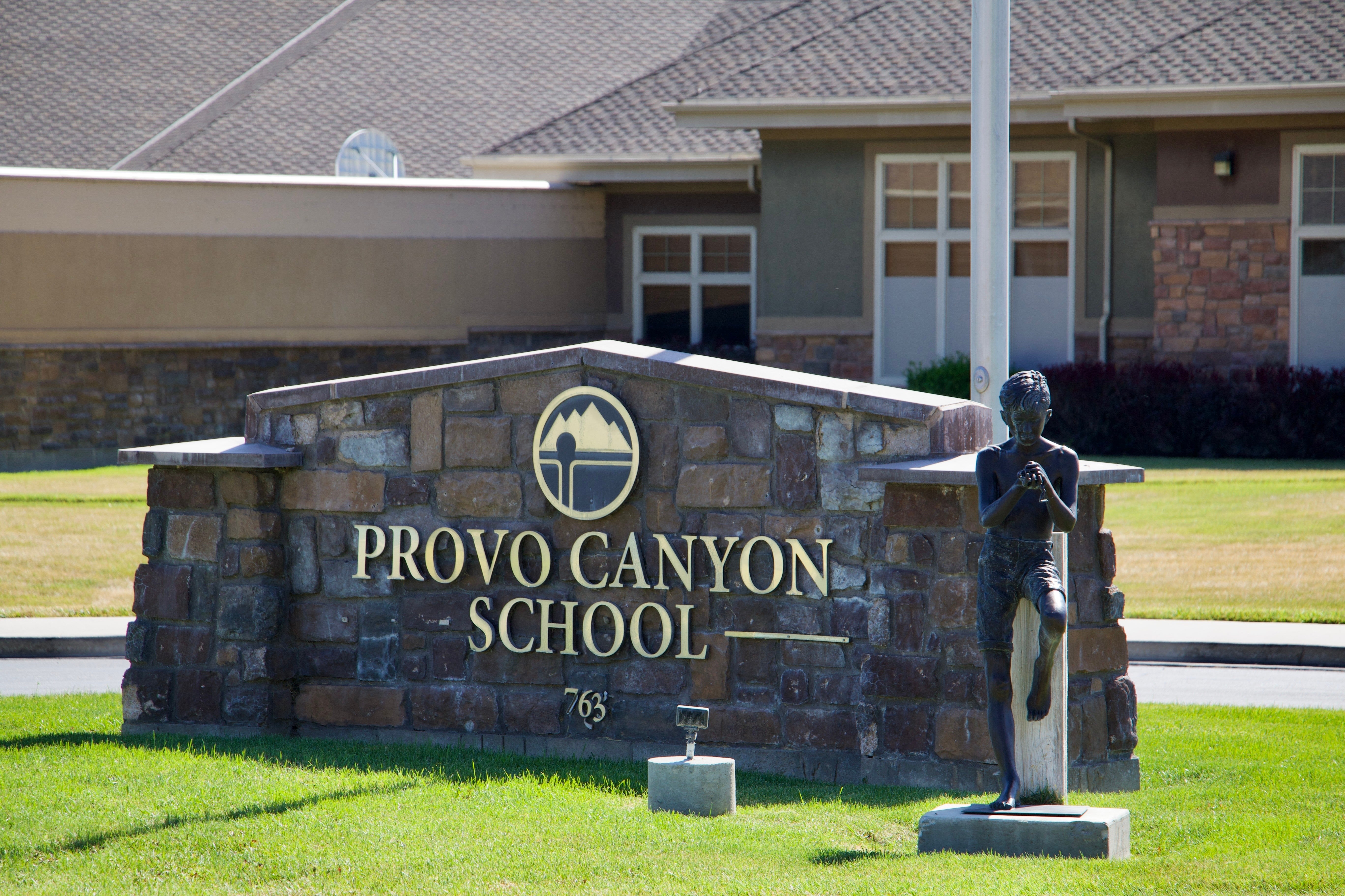 Znakovi za školu Provo Canyon u Springvilleu, Utah