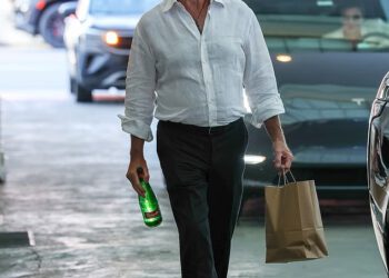 Pierce Brosnan (73) i supruga Keely Shaye Smith (62) rijetko se pojavljuju zajedno dok odlaze na ručak na Beverly Hills