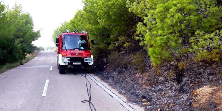 Planulo kod jedne od najpoznatijih hvarskih lokacija: Vatrogasci spriječili širenje požara