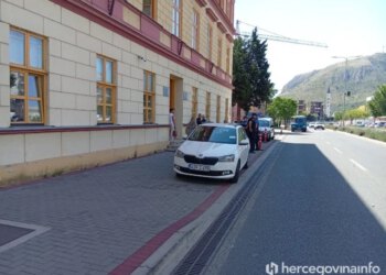 Počelo ročište Anisu Kalajdžiću za ubojstvo Aldine Jahić, građani se okupili pred sudom u Mostaru