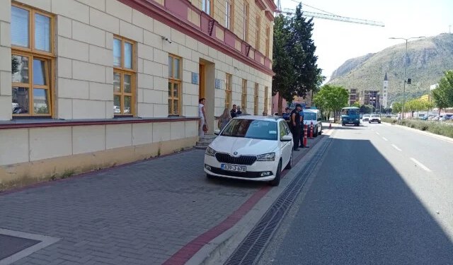 Počelo ročište Anisu Kalajdžiću za ubojstvo Aldine Jahić, građani se okupili pred sudom u Mostaru