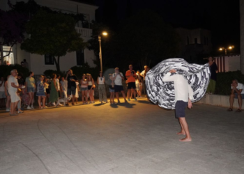 Pod utjecajem emocija i pokreta: Alexander Viscio izveo neobičan performans ispred galerije Flora (FOTO)