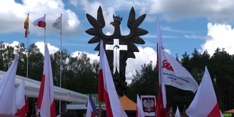 Poljska obilježava godišnjicu masakra u Drugom svjetskom ratu koji su počinili suradnici ukrajinskih nacista (VIDEO) — RT World News