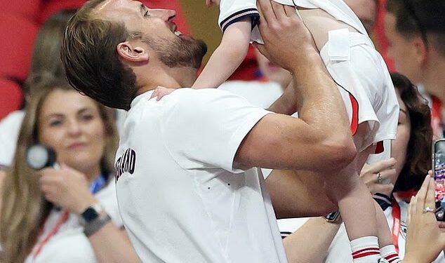 Poljubac za Kanea! Engleski spasiteljski kapetan slavi sa svojom obitelji dok WAGs žure čestitati Tri lava nakon povratka protiv DR Konga