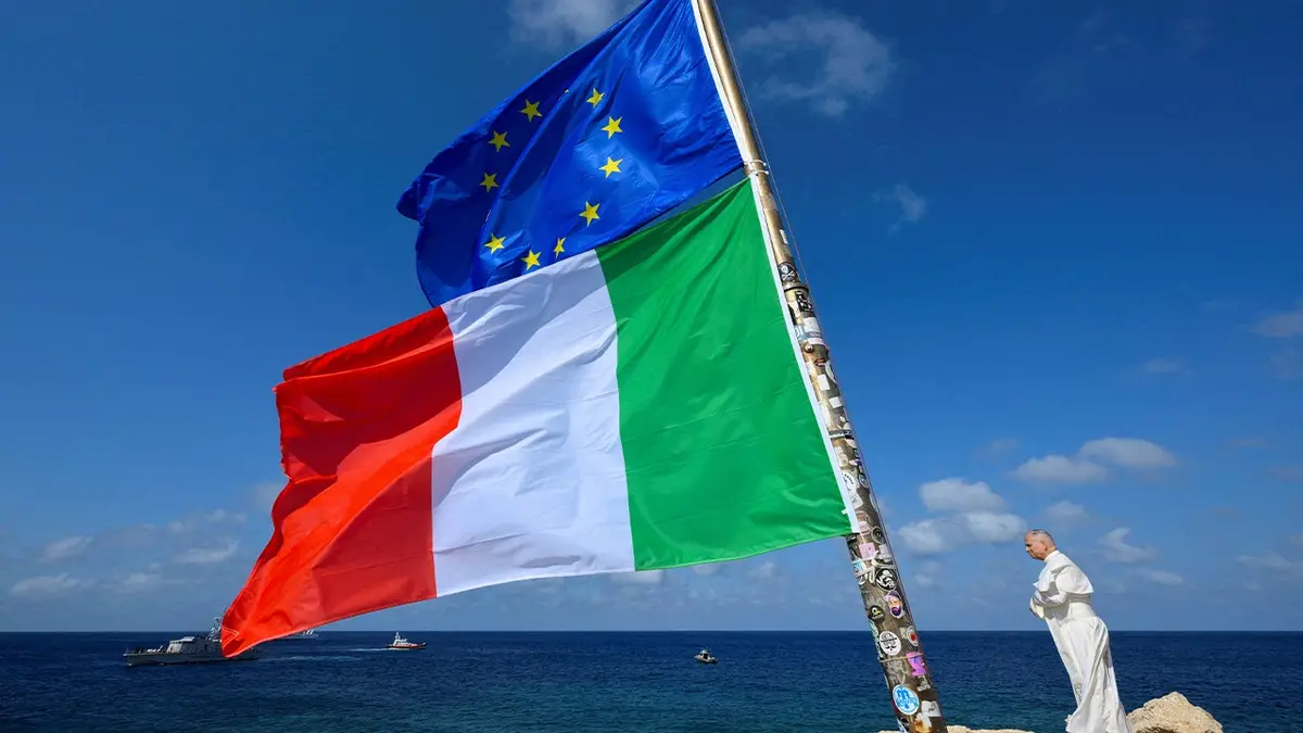 Papa Leo stoji uz zastave Europske unije i Italije dok posjećuje otok Lampedusa, ključnu ulaznu točku za migrante koji prelaze Sredozemno more, tijekom pastoralnog putovanja, Italija, 4. srpnja 2026.