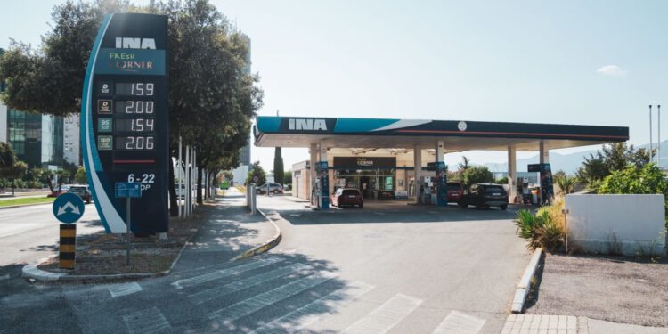 Posljednji sati jeftinijeg goriva: Od ponoći veliki udar na vozače, navečer se očekuju gužve na pumpama