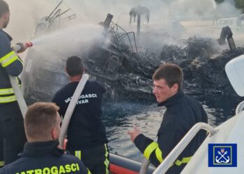 Požar dvotrupne jedrilice u hvarskoj uvali Tiha bez stradalih i ozlijeđenih