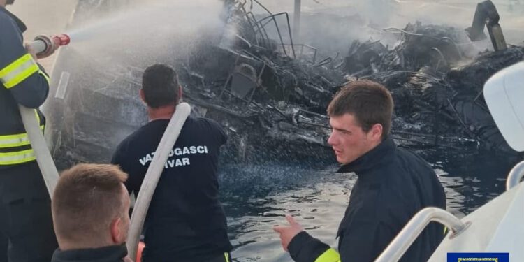 Požar dvotrupne jedrilice u hvarskoj uvali Tiha bez stradalih i ozlijeđenih