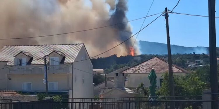 Požar kod Vinišća stavljen pod kontrolu: Obranjene kuće, vatra zahvatila borovu šumu i raslinje