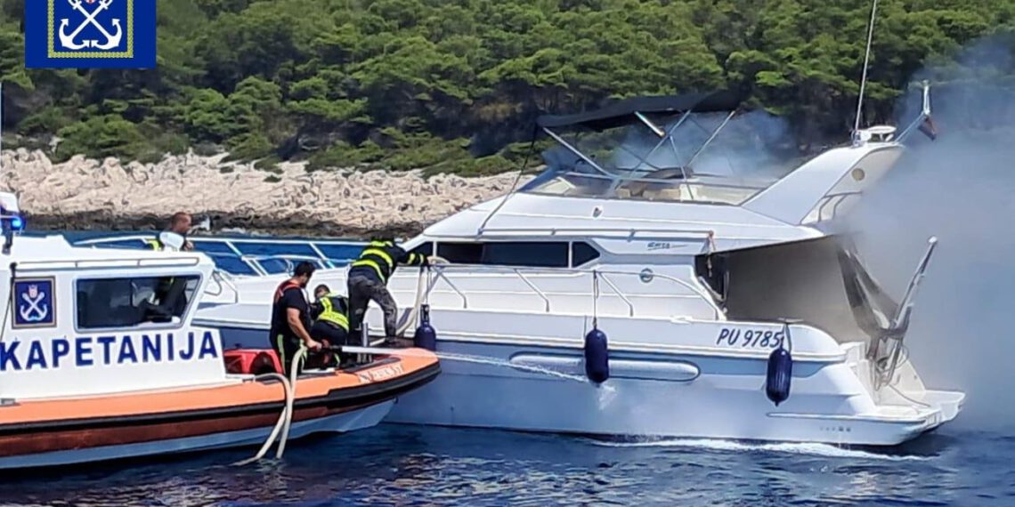 Požar na brodici kod otoka Hvara stavljen pod nadzor, posada sa djecom evakuirana bez ozlijeđenih