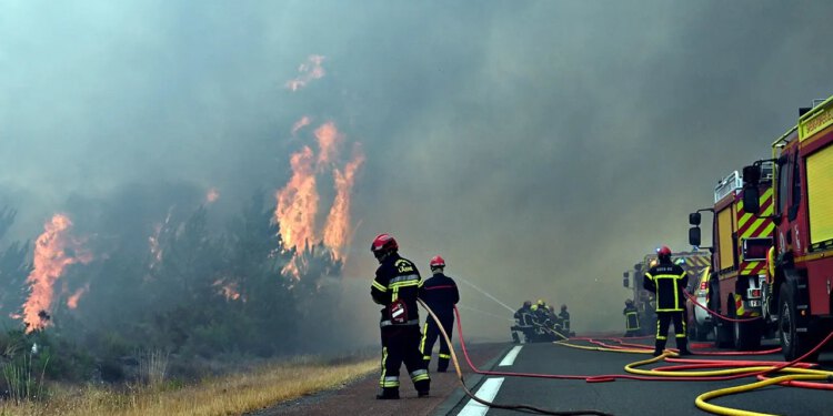 Požar u Francuskoj prisilio 250.000 ljudi na evakuaciju zbog požara u blizini Bordeauxa