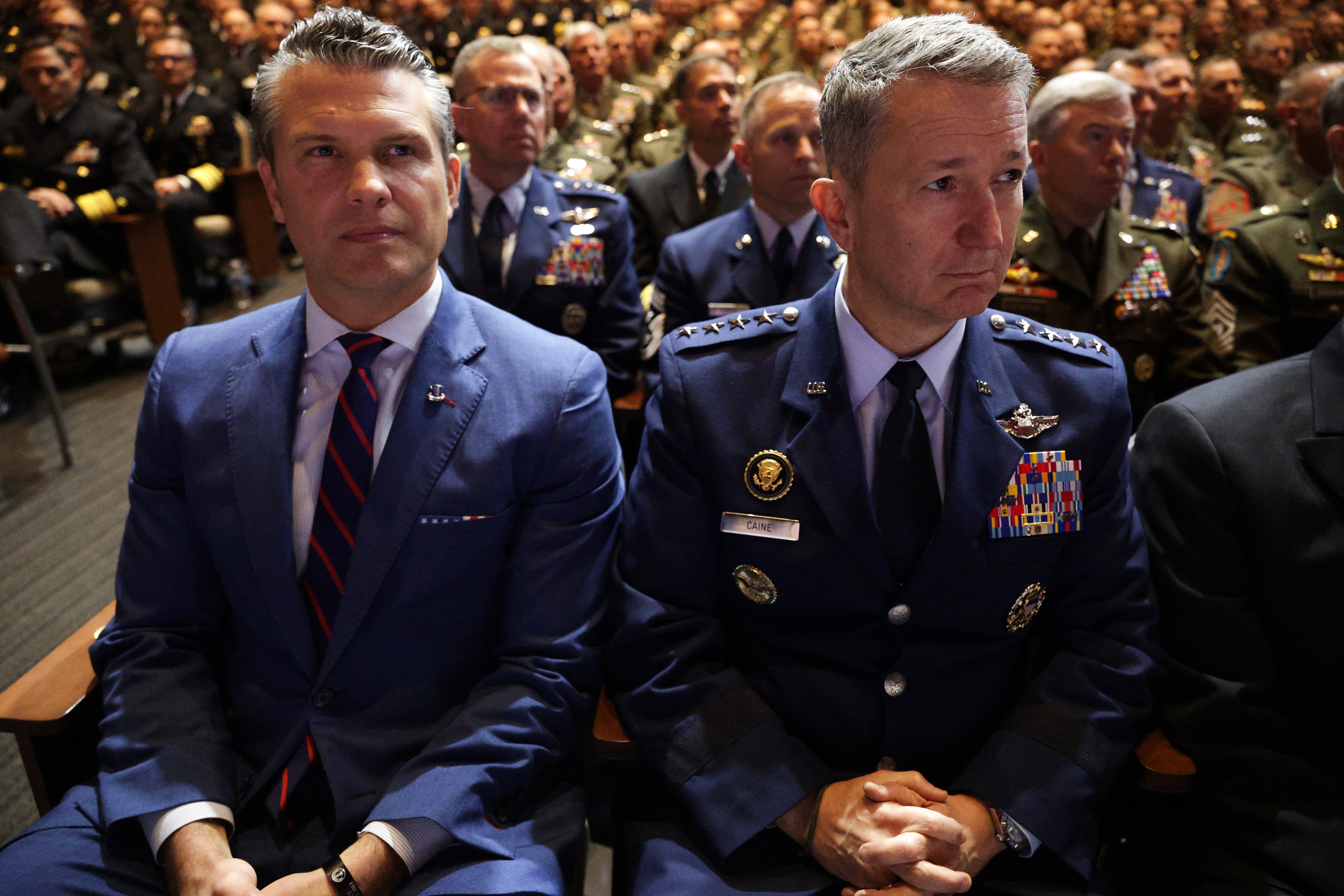 Ministar obrane Pete Hegseth (lijevo) i načelnik Združenog stožera zračnih snaga general Dan Caine slušaju dok predsjednik SAD-a Donald Trump razgovara s višim vojnim članovima u bazi Marine Corps Quantico 30. rujna 2025.
