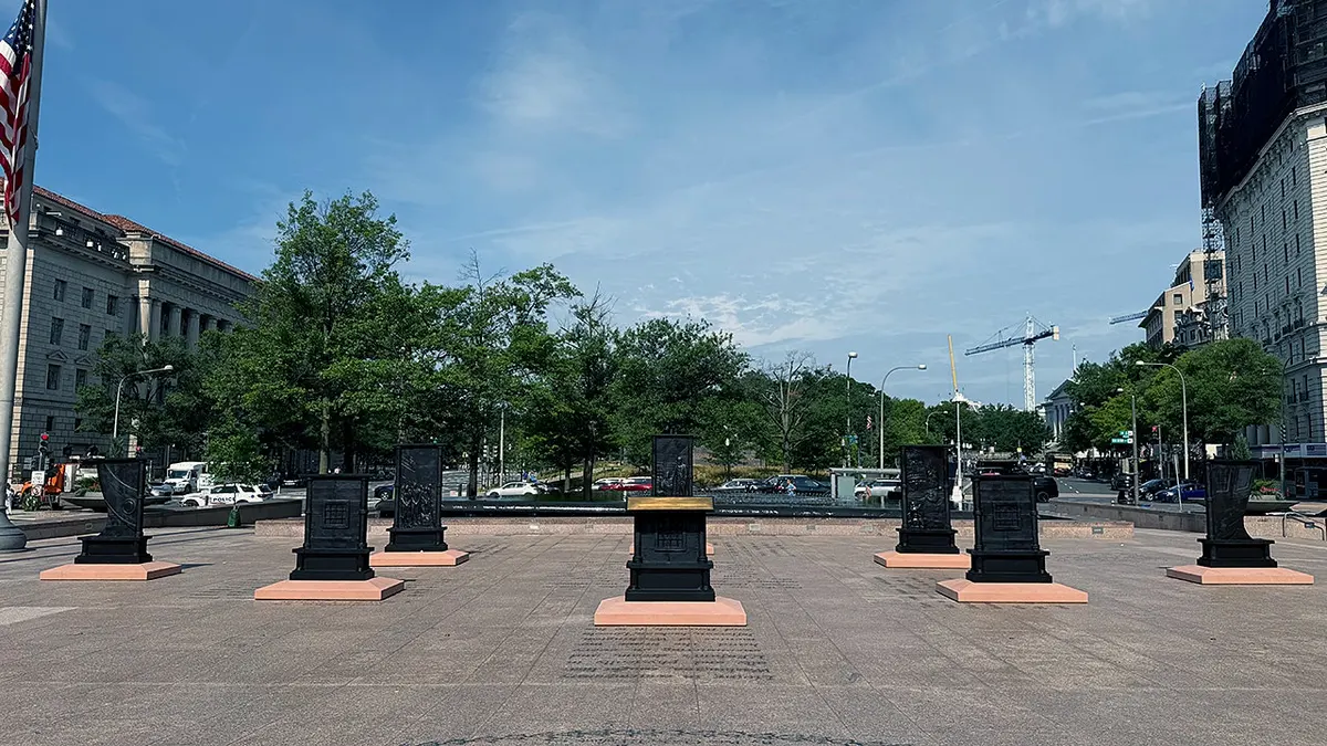 Spomenik mučenicima Zatvorskog broda na Freedom Plaza.