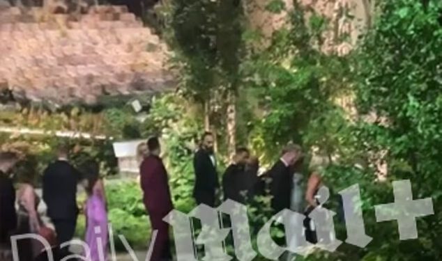 Procurila snimka prikazuje zadivljujući prvi izgled UNUTRA vjenčanja Taylor Swift i Travisa Kelcea: Pogledajte mladenkin prolaz, oltar i osobne dodire para dok A-listeri nestaju kroz ‘čarobna vrata’ dvorca MSG
