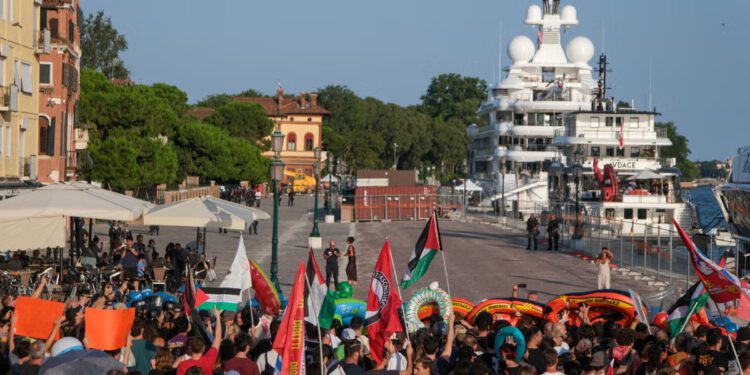 Prosvjedi dok se Trumpov izaslanik zaustavlja u Veneciji na turneji diplomacije super jahti
