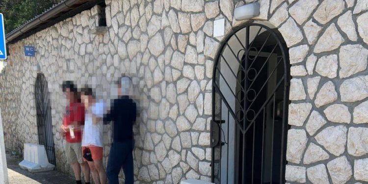 Putnici se žale: “Usred sezone ne radi WC na liniji Valbiska