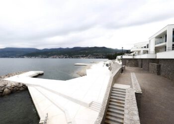 RIJEKA Novinar HRT – a pokušao ući na plažu pred Hiltonom: “Ne može, na plaži nema mjesta”