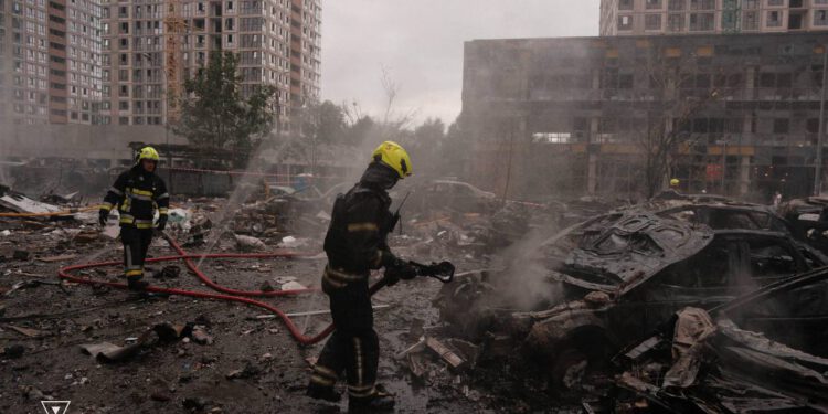 Raste broj žrtava ruskog napada na Kijev, pogođeni stambeni neboderi