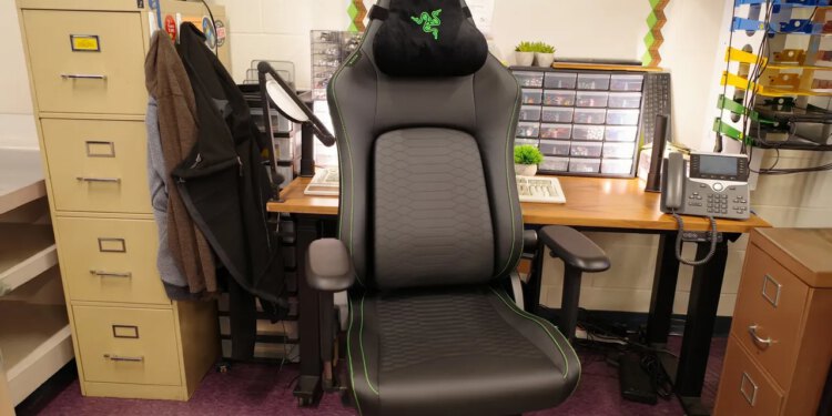 Recenzija Razer Iskur V2 NewGen