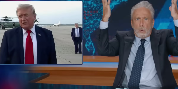 ‘Rezervni Trump’? Jon Stewart razmišlja o misterioznom dvojniku koji stoji iza predsjednika na asfaltu