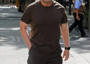 Ricky Gervais izgleda ležerno dok izlazi u gimnastici u Londonu nakon pojavljivanja na radiju Heart