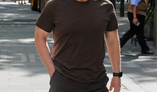 Ricky Gervais izgleda ležerno dok izlazi u gimnastici u Londonu nakon pojavljivanja na radiju Heart
