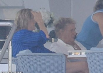 Rod Stewart (81) i njegova supruga u bikiniju Penny Lancaster (55) opuštaju se na raskošnoj superjahti dok njegova djeca rone u ocean tijekom suncem okupane Ibize